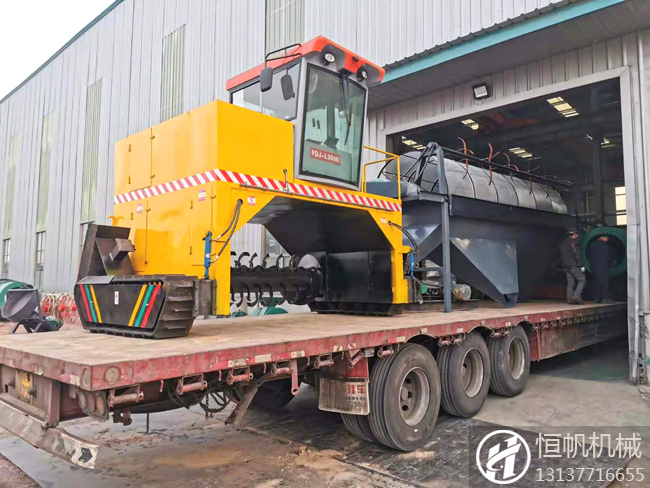 年產(chǎn)10萬噸有機(jī)肥顆粒生產(chǎn)線設(shè)備交付河北承德客戶(圖2) 河北承德履帶翻拋機(jī)